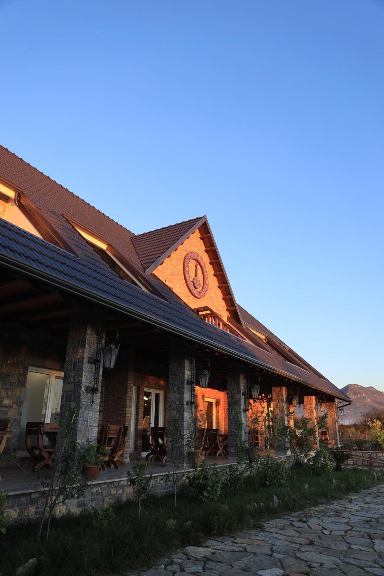 Hotel Lahuta E Vjeter Agroturizem Lac Esterno foto