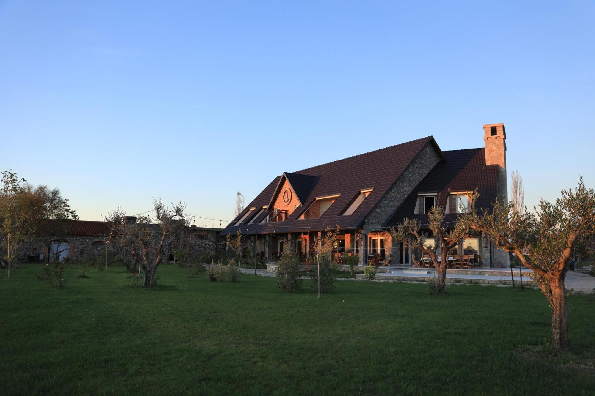 Hotel Lahuta E Vjeter Agroturizem Lac Esterno foto
